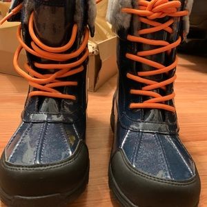 New with Seal Adirondack Big Kid Uggs size 4 Blue